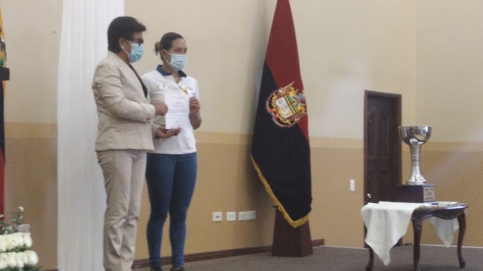 Gobernación de Chimborazo realizó un reconocimiento a la ciclista campeona Miryan Núñez 