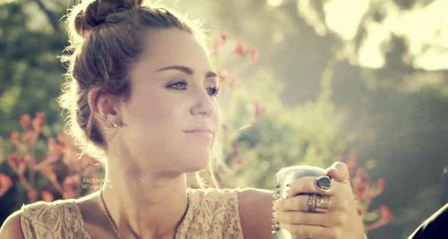 “Backyard Sessions” por Miley Cyrus  Momento Sonoro