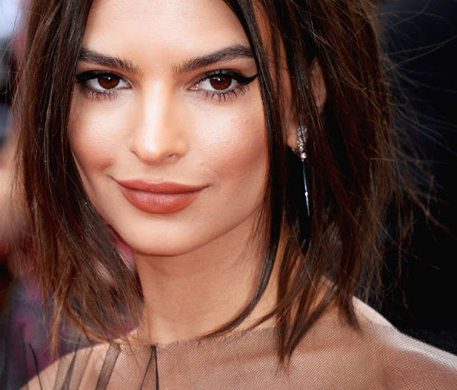 Biografi Emily Ratajkowski   Emily adalah model yang sudah malang melintang dalam dunia modelling, khususnya model nude dan semi-nude. Dilahirkan dan dibesarkan oleh orang tua yang berpandangan bebas. Ayahnya, John David adalah seorang pelukis dan dosen seni dan ibunya, Kathleen Balgley, yang digambarkan oleh Emily sebagai feminis dan intelektual. Ketika ditanya tentang asal keturunannya, Emily menjawab "Polandia dan Israel". Walaupun belum pernah ke Israel, Emily muda banyak bepergian ke negara-negara Eropa : Bantry, County Cork, Irlandia, Mallorca dan Spanyol. Semasa masih sekolah, Emily terbiasa dengan foto-foto dan lukisan-lukisan nude. Hal tersebut membuatnya tidak canggung ketika dirinya harus berpose nude dan semi-nude di depan kamera. Karena latar belakang dan pengalaman hidupnya yang demikian, Emily merasa nyaman dengan keterlanjangan. "Kita berada dalam budaya laki-laki, khususnya pornografi," ungkapnya.     Tak Ada Yang Mudah Bahkan Untuk Wanita Secantik Emily Ratajkowski  Emily menyukai dunia peran dan menikmatinya. Dia suka melakukan aksi teatrikal di depan keluarganya. Peran pertamanya menjadi Elsa dalam The Little Match Girl di Sekolah Teater North Coast Repertory, Carolina Utara. Setelah bermain dalam beberapa pertunjukan teater, Emily diberitahu bahwa dunia modelling bisa menjadi jalan baginya untuk memasuki dunia peran. Dia terispirasi oleh Bianca Jagger dan Patti