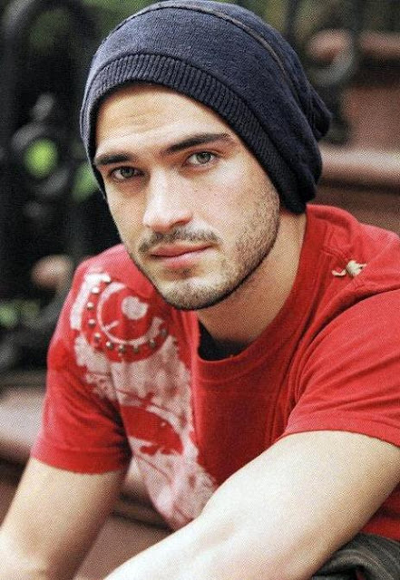 Foto de Alfonso Herrera posando con gorro