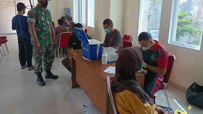 Serbuan Vaksinasi TNI Dari Kodim 0503/JB Digelar Koramil 02/TB, 71 Orang Tervaksin...