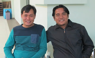 Om Akia (kiri) bersama MR Said BH