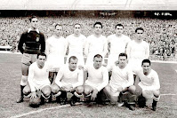 REAL MADRID C. F. Temporada 1953-54. Pazos, Navarro, Oliva, Lesmes II, Muñoz, Zárraga. Joseíto, Olsen, Di Stéfano, Molowny y Gento. REAL MADRID C. F. 4 REAL SANTANDER S. D. 2 Domingo 27/09/1953. Campeonato de Liga de 1ª División, jornada 3. Madrid, estadio Chamartín. GOLES: 1-0: 23’, Molowny. 2-0: 30’, Olsen. 3-0: 56’. Di Stéfano. 3-1: 72’, Vázquez. 3-2: 75’, León. 4-2: 80’, Olsen.