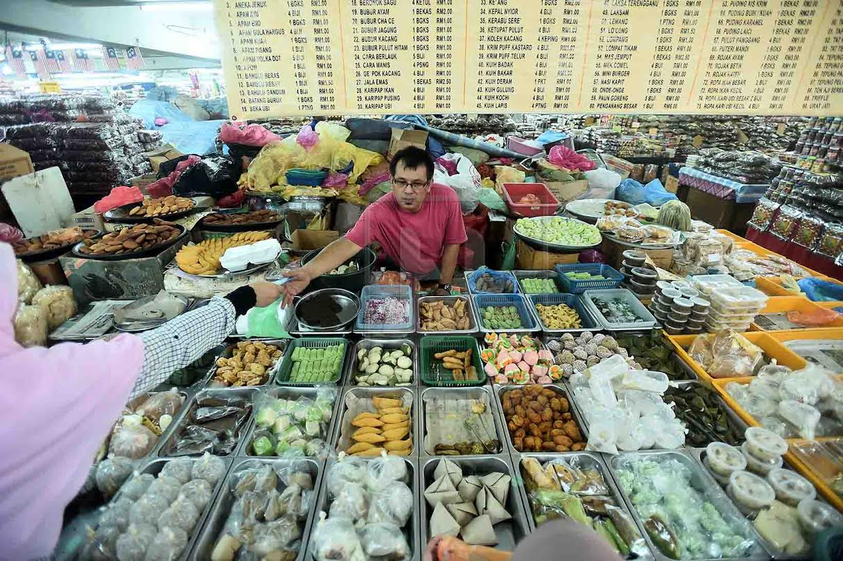 Gerai Kuih Pok Him 'Sayang' Popular Di Pasar Payang 