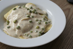 Gorgonzola Sahne Soße mit Erbsen für Pasta