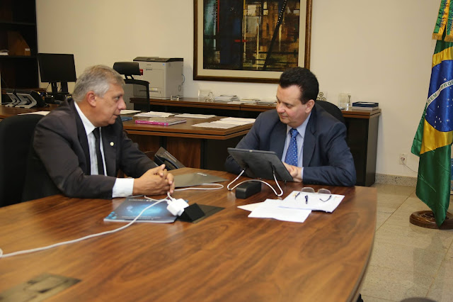 Deputado José Airton se reúne com ministro  para solicitar a suspensão do fechamento da agência dos Correios de Canoa Quebrada