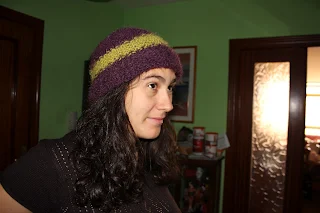 gorro de lana morado, punto de arroz