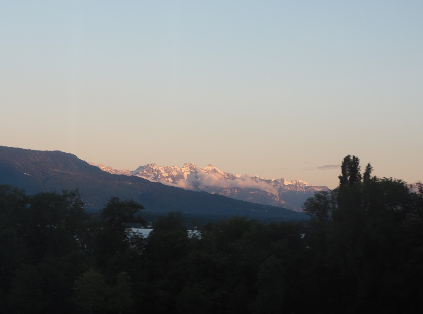 夕陽西下，白雪皚皚的阿爾卑斯山