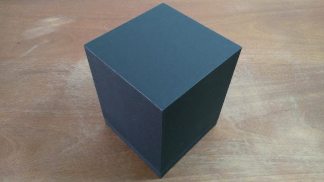 Caixa fechada revestida em papel preto.