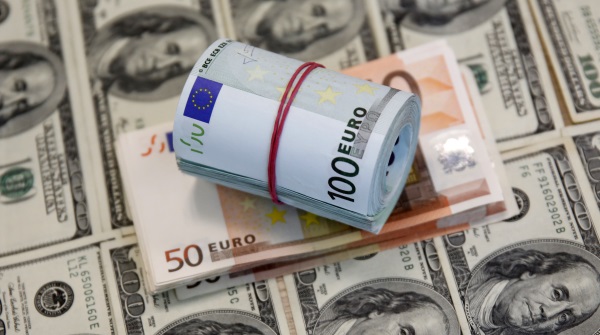 Dólar sube frente al euro