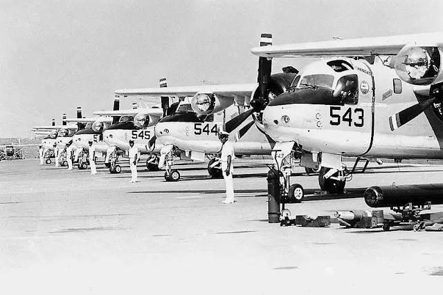 Seis de los nueve Tracker, aparecen formados en la Base Aeronaval del Callao.