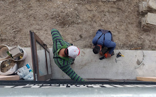 Sheltering and fixing the chainsaw