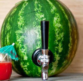 http://www.manualidadeson.com/dispensador-de-bebidas-con-una-sandia.html