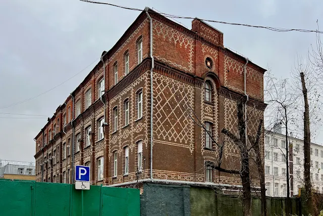 Большая Садовая улица, сад Аквариум, территория Военного университета Министерства обороны РФ, бывший учебный корпус Комиссаровского технического училища