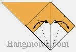 Bước 6: Tạo nếp gấp tờ giấy bằng cách gấp chéo hai cạnh giấy lại, sau đó lại mở ra.