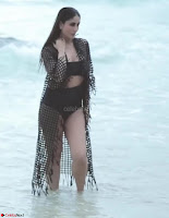 Kareena Kapoor   bollywood Queen   Sizzles  in bikini ~  Exclusive Galleries 039.jpeg