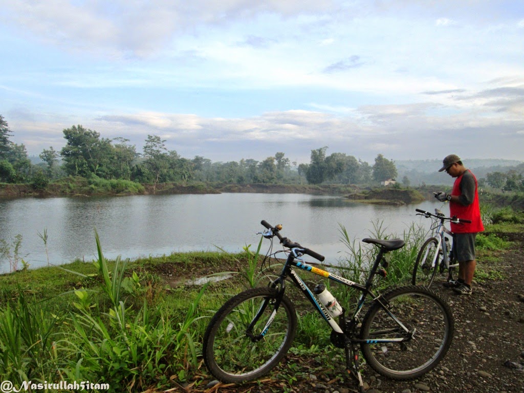 Menikmati pemandangan sekitar