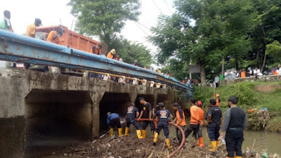 BPBD, Dinas Terkait, dan Relawan TSBK Gelar Aksi Bersih Bersih Sampah di Jembatan Raba Salo 