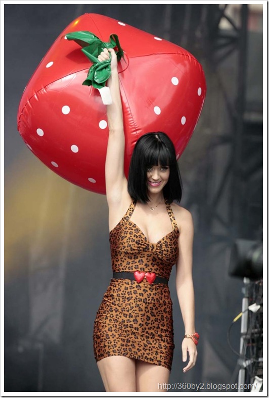 katy_perry_performs_at_main_squa-7