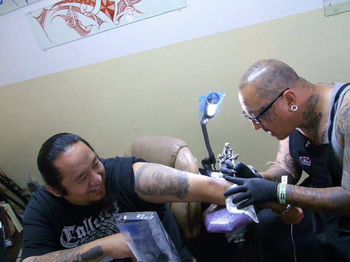 KrazyK seen here tattooing Edgar G Hoill is a part of the OSOK Familia and 