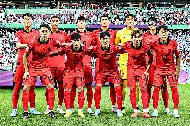 SELECCIÓN DE LA REPÚBLICA DE COREA DEL SUR. Temporada 2022-23. Young-gwon Kim, Woo-young Jung, Ui-jo Wang, Min-jae Kim, Seung-Gyu Kim, Heung-min Son, Jae-sung Lee, Moon-hwan Kim, In-beom Hwang, Jin-Su Kim, Sang-ho Na. SELECCIÓN DE URUGUAY 0 SELECCIÓN DE COREA DEL SUR 0 Jueves 24/11/2022, 14:00 horas. XXII Copa Mundial de fútbol de la FIFA Catar 2022, fase de grupos, Grupo H, jornada 1. Doha, Catar, estadio de la Ciudad de la Educación: 41.663 espectadores. GOLES: No hubo.