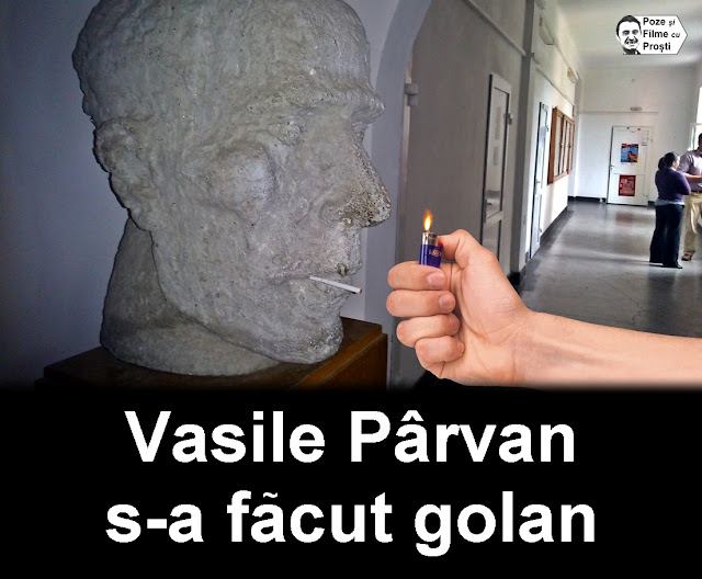 Statuia lui Vasile Pârvan își aprinde o țigară de la un student