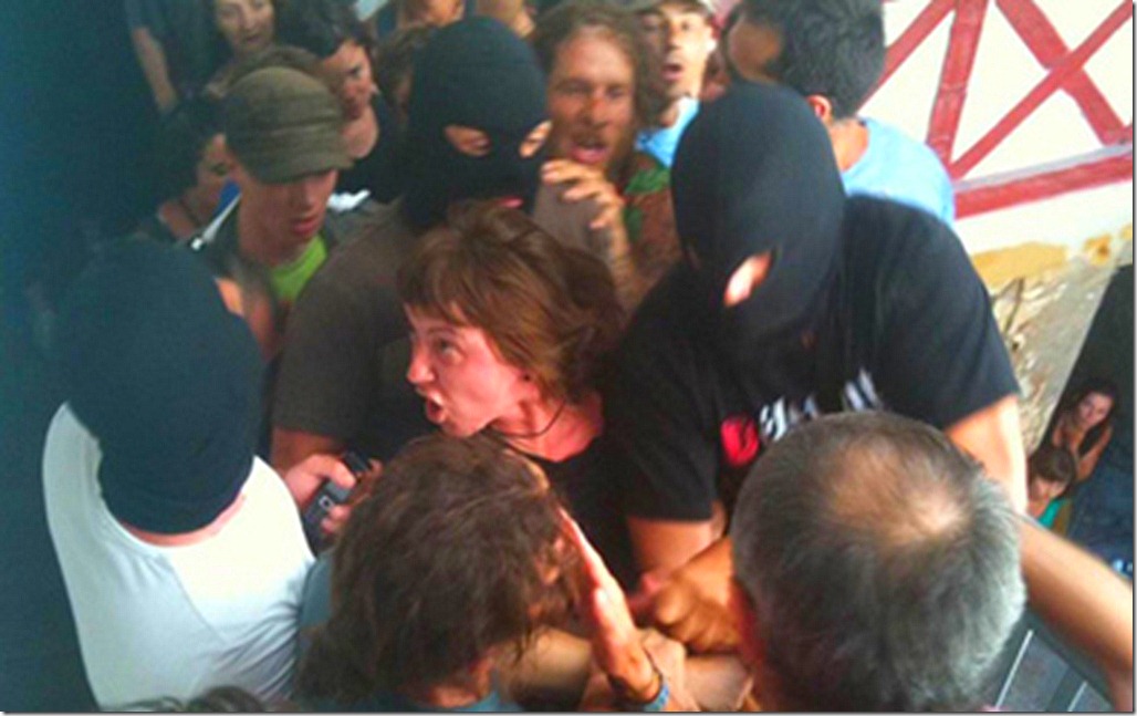   foto facebook - Cerca de un centenar de personas ha impedido hoy en la localidad de Bayona el arresto de la ex dirigente de Batasuna Aurore Martin, que salió de la clandestinidad el pasado sábado y es objeto de una orden de detención emitida por la Justicia española.

Miembros de la división nacional antiterrorista de la Policía Judicial, según pudo constatar Efe, habían acudido esta tarde sobre las 14.45 hora local (12.45 GMT) al apartamento en el que Martin se encontraba en Bayona junto a un reducido grupo de periodistas.

Cuando gente del barrio y militantes de la agrupación Askatasuna se percataron de la presencia de los coches policiales se personaron en la casa, situada en el centro de la ciudad, para evitar esa detención, y rodearon posteriormente a la ex dirigente para alejarla de los agentes.

Posteriormente, la propia policía gala ha confirmado que ha fracasado en su intento de detener a Martin.

