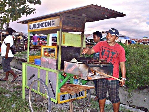 Menopang Kehidupan dengan Jualan Kue Buroncong 