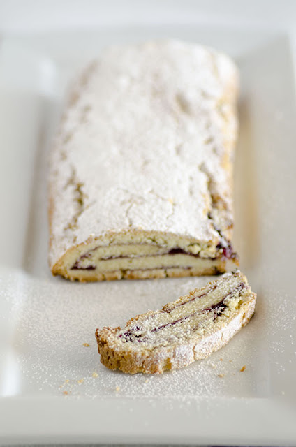 biscotti con marmellata di uva fragola