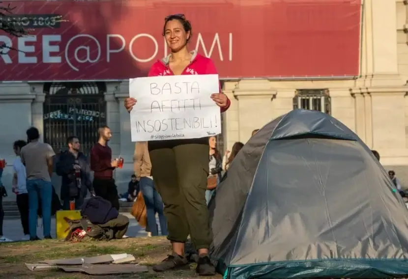 La protesta degli studenti contro il caro affitti