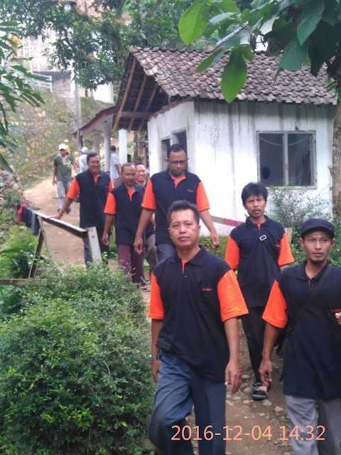 Team Lazismu Jember saat memberikan santunan korban tanah longsor