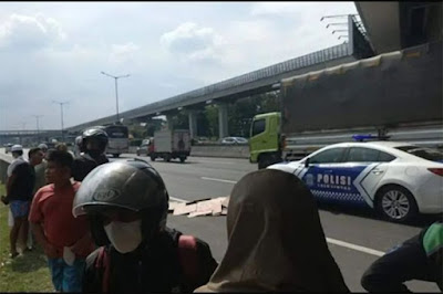 Seorang Pria Tewas Setelah Melompat ke Tol Jakarta - Cikampek