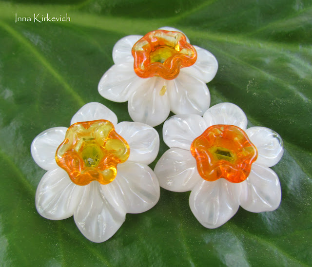 Lampwork daffodil beads by Inna Kirkevich Нарциссы лэмпворк