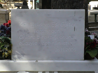Ahmet Kaya'nın Père-Lachaise Mezarlığı'ndaki mezar taşı
