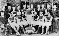 📸ASTON VILLA F. C. 📆20 abril 1895 ⬆️J. Grierson (entrenador), J. Dunkley (directivo), J. Reynolds, H. Spencer, A. Wilkes, J. T. Lees (directivo), J. Welford, F. W. Rinder (directivo), J. E. Margoschis (presidente). ⬇️G. B. Ramsay (manager), C. Athersmith, R. Chatt, James Cowan, J. Devey, G. Russell, D. Hodgetts y S. Smith. ASTON VILLA F. C. 1 🆚 WEST BROMWICH ALBION F. C. 0 Sábado 20/04/1895. FA Cup Final. Londres, Inglaterra, Reino Unido, estadio de Crystal Palace: 42.560 espectadores. GOLES: ⚽1-0: 1’, Bob Chatt.