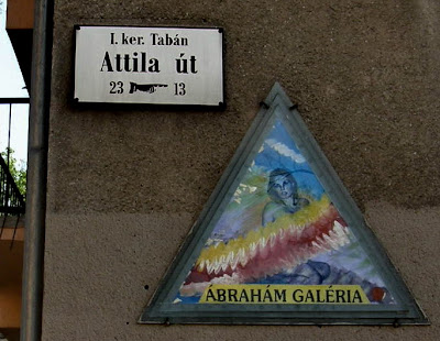 I. kerület, Tabán,  Attila út, Budapest, Ábrahám Galéria, Ábrahám Péter, A Vár tövében, az Attila úton tekerve kénytelenek voltunk megállni röhögni. A városrondító teggelők után itt a Negatív Tehetségű Önjelölt Festőművész reklámja, muhahahaha. 