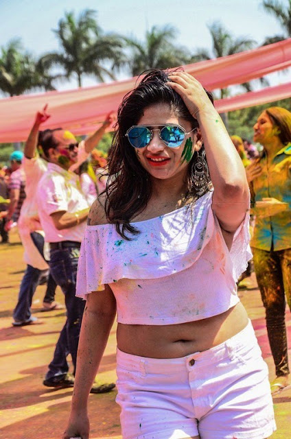 Telugu actress Madhulagna Das holi pics showing navel