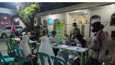 Polda Jatim Menggandeng Pengurus Masjid Gelar Vaksinasi Malam, capai 1006 Dosis Vaksin Booster