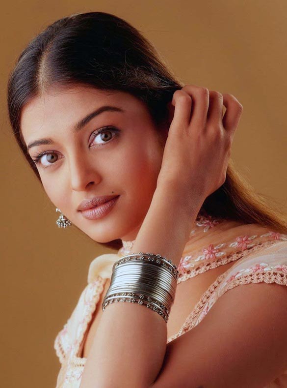 Who Is The Most Beautiful Woman In Bollywood : 12 Countries With Hottest Women In the World | Reckon Talk - With her charming smile, this marathi queen sure knows how to make million hearts go dhak dhak.