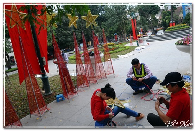 Hà Nội rực rỡ đèn hoa đón Tết