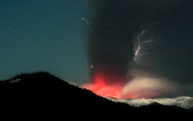 Lightnening Volcanos