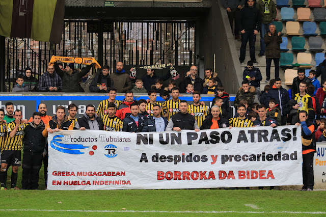 la plantilla del Barakaldo CF apoya a los trabajadores de Productos Tubulares