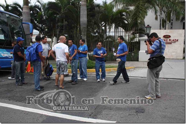 prensa salvadoreña en llegada a el salvador codicader 2011