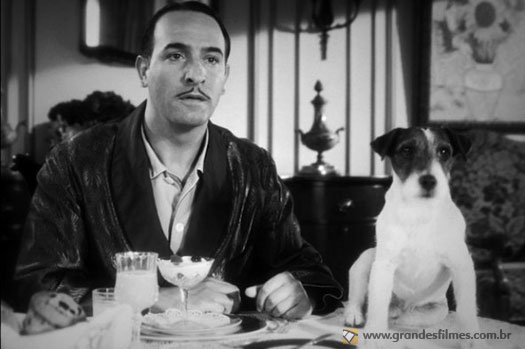Jean Dujardin e o cachorro Uggie em O Artista