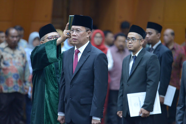 Mendikbud Muhadjir Effendy melantik Supriano sebagai Direktur Jenderal Guru dan Tenaga Kependidikan (Dirjen GTK), di Graha Utama kantor Kemendikbud, Jakarta, Jumat (20/7). 