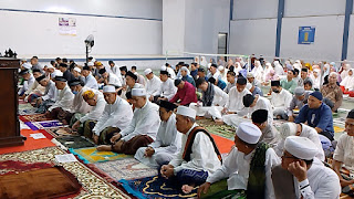 Ratusan Warga Penuhi Gor Balai Rakyat Karawaci Baru Laksanakan Salat Idul Fitri 1445 H