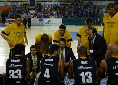 Tres líneas primero los titulares, al fondo los suplentes y en el medio el cuerpo técnico.