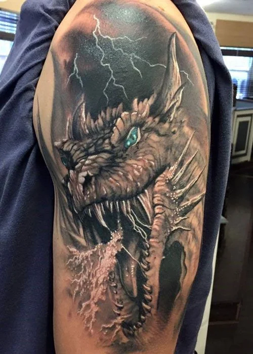 vemos a un hombre con tatuaje de dragon