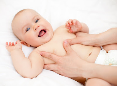 Khuyến cáo bố mẹ cần massage cho trẻ sơ sinh đúng cách 1