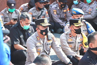 Kapolres Kediri Terjun Langsung Melakukan Pengamanan Aksi Unjuk Rasa di Depan Gedung DPRD Kabupaten Kediri 
